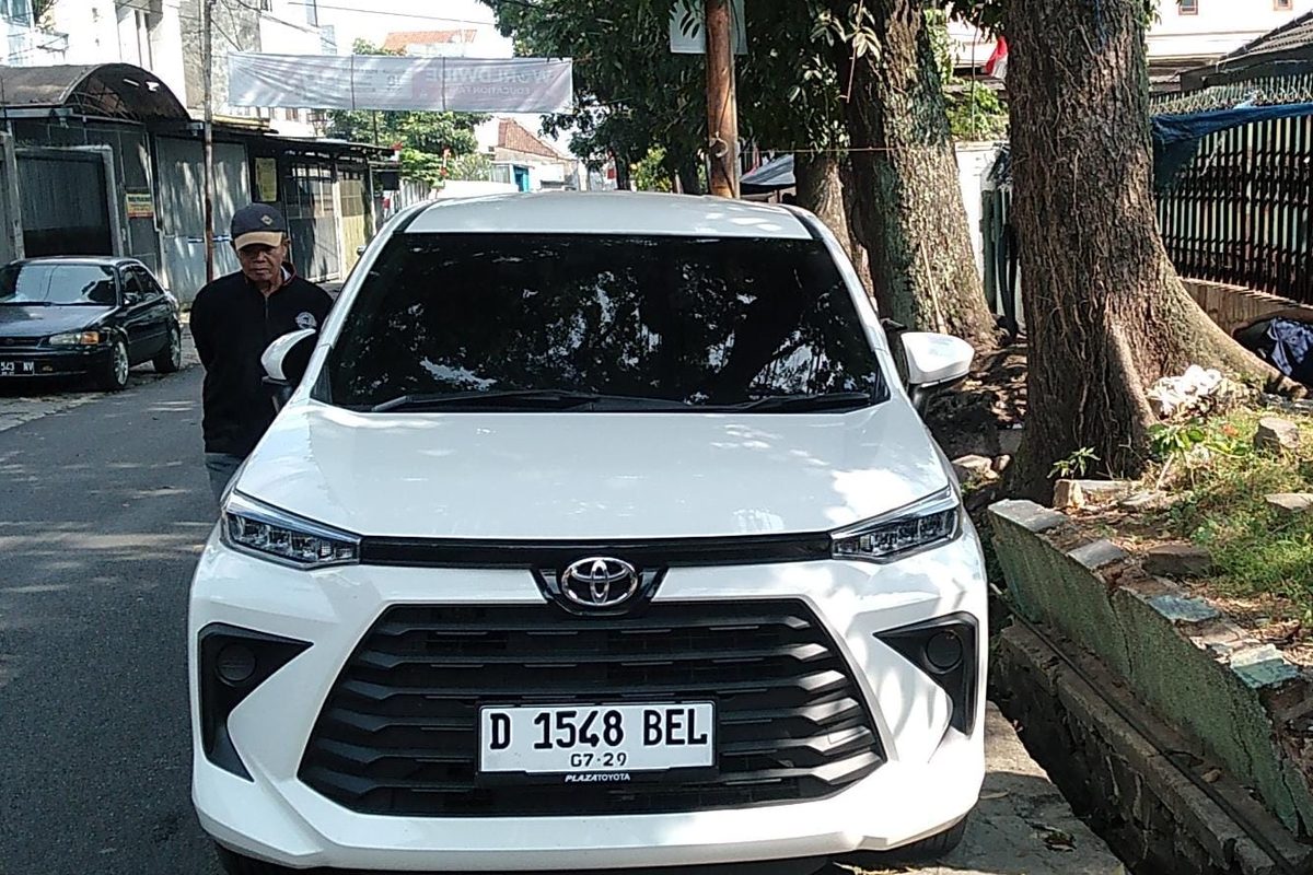 7 यात्रियों के लिए सफ़ेद Toyota Avanza