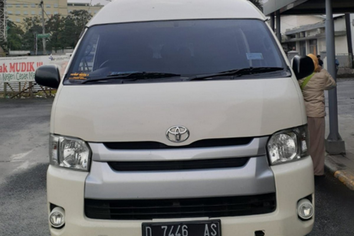 15 यात्रियों के लिए सफ़ेद Hiace Commuter