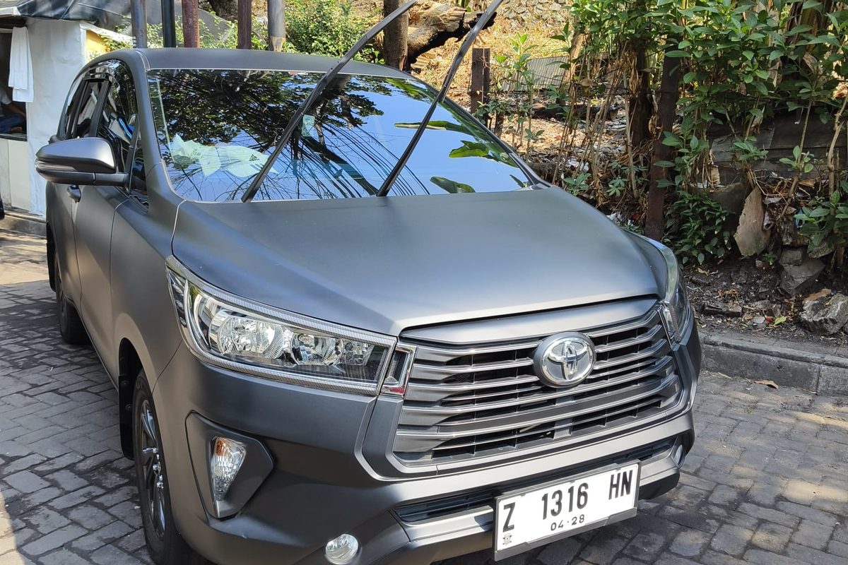 9 यात्रियों के लिए स्लेटी Toyota Innova Reborn